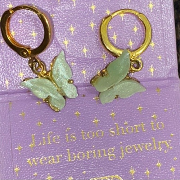 Chvker Dainty Pearl Mint Butterfly Huggie Earrings - Picture 2 of 7
